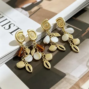 Chic pendientes de borla de concha estilo resort de verano, diseño de metal dorado con ámbar.