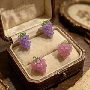 Boucles d'oreilles puces grappe de raisin exquises rose et violet avec détails de feuilles.