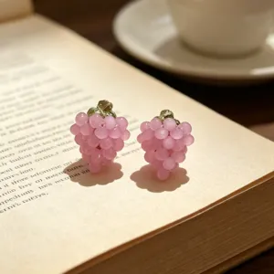 Belles boucles d'oreilles puces raisin rose, bijoux fantaisie faits main pour femmes été.