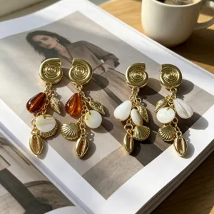Pendientes colgantes de concha chapados en oro estilo vacaciones de verano con borla elegante detalle