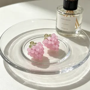 Charmantes boucles d'oreilles puces grappe de raisin rose faites à la main, bijoux d'été.