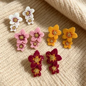 Boucles d'oreilles clous fleurs émail colorées avec pistils scintillants, bijoux femme.