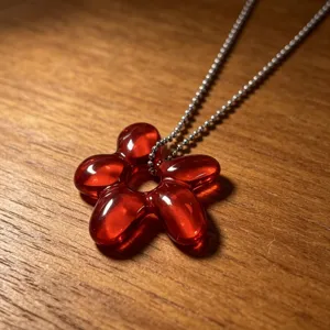 Κόκκινο γυαλιστερό κρεμαστό λουλούδι από γυαλί λεπτομέρεια λαμπερό κολιέ αξεσουάρ μόδας