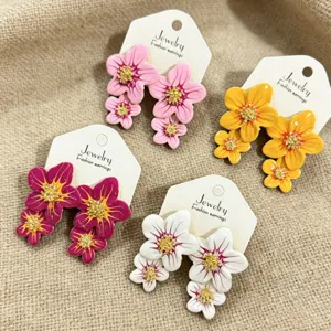 Boucles d'oreilles clous de fleurs colorées en huile, bijoux de femme élégants.