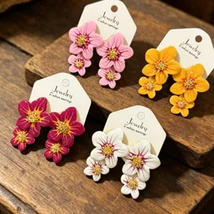 Boucles d'oreilles clous de fleurs en émail coloré avec design multicouche et centre étincelant.