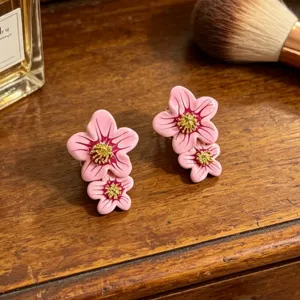 Boucles d'oreilles clous fleurs émaillées colorées pour femmes, design floral double élégant.