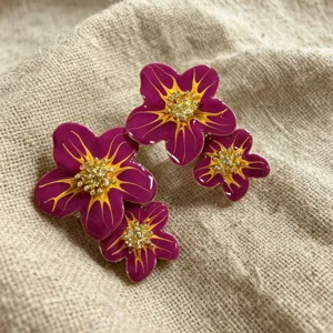Boucles d'oreilles clous fleurs en émail coloré au design contrasté et élégant.