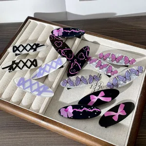 Primer plano detallado que muestra varias pinzas para el cabello ovaladas con lazos y mariposas.