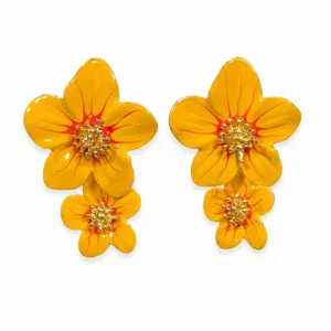 Magnifiques boucles d'oreilles fleurs en émail jaune avec des étamines dorées élégantes.