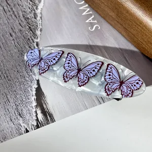 Pinza de pelo ovalada de acetato con estampado de mariposa morada, pasador estilo pato.