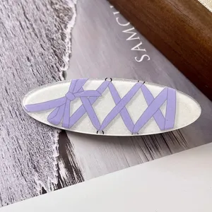 Bonita pinza de pelo ovalada con lazo morado, accesorio de acrílico moderno y elegante.