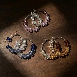 Elegante handgemaakte kristallen kralen hoop oorbellen met prachtige kleurverlopen.