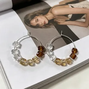 Handgemaakte kristalen kralen creolen met elegante transparante en prachtige amberkleurige stenen.