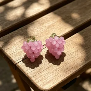 Boucles d'oreilles puces raisins roses faits main, bijoux de fruits doux pour l'été.