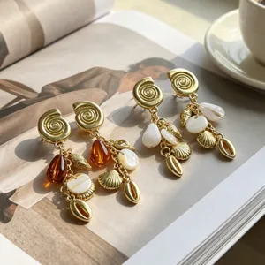 Pendientes colgantes de concha dorada estilo vacacional, detalles de resina y nácar.