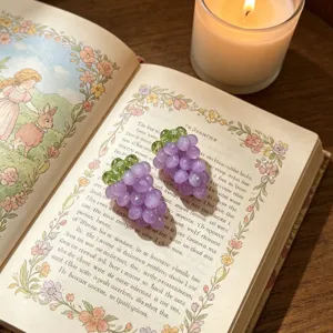 Boucles d'oreilles clous grappe de raisin violette et feuilles vertes, bijou d'été mignon.