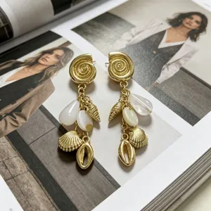 Exquisitos pendientes de borla de concha con acabado dorado, joyas de vacaciones de verano.