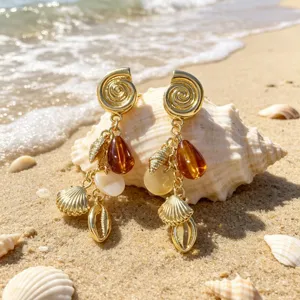 Pendientes colgantes de concha dorada estilo vacacional de playa de verano para mujer.