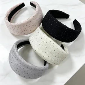 Dettaglio dei cerchi per capelli larghi in chiffon plissé con delicati pois eleganti e chic.