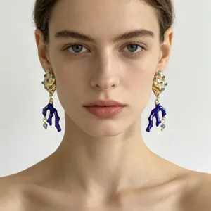 Prachtige gouden koraal hangende oorbellen met blauwe emaille en kristal details, elegante stijl.
