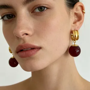Boucles d'oreilles créoles dorées style vintage français avec élégants pendentifs sphériques rouges.
