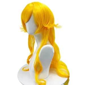Levendige gouden lange krullende cosplay pruik met pony voor leuke feestelijke verkleedpartijen.
