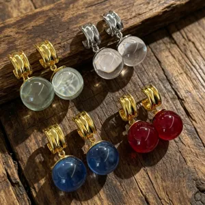 Vue détaillée des boucles d'oreilles boule de cristal colorée style jardin de Monet, bijoux.