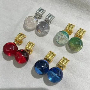 Charmantes boucles d'oreilles boule de cristal colorées, bijoux élégants et rêveurs.