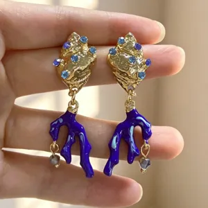 Gouden schelp oorbellen met blauwe geëmailleerde koraalhangers en sprankelende strass.