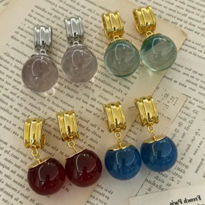 Boucles d'oreilles de style vintage français avec pendentif boule de cristal et créoles métal.