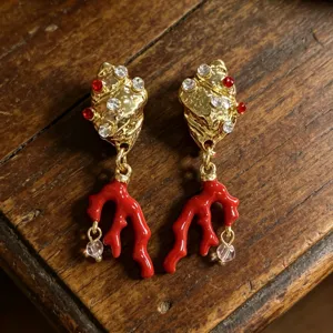 Gouden schelp en rode koraal kwast oorbellen met fonkelende strass steentjes, vintage sieraden.