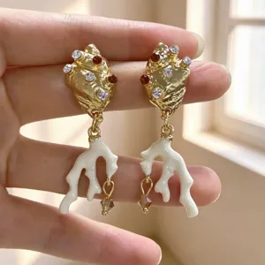 Elegante gouden schelp witte koraal oorbellen met sprankelende strass stenen dames.