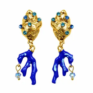 Detailopname van de gouden schelp en helderblauwe geemailleerde koraal oorbellen.
