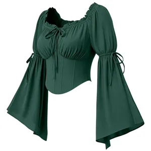 Vue détaillée du chemisier corset Renaissance vert foncé avec manches trompette longues.