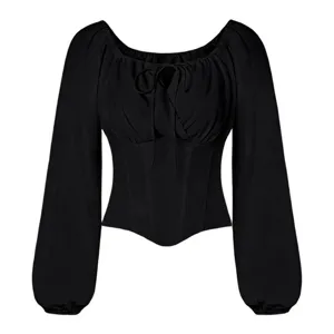 Zwarte Franse vintage stijl top met lange mouwen, korset pasvorm en strikdetail voorzijde.