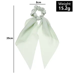 Elastico per capelli in raso verde chiaro con fiocco lungo, accessorio elegante.