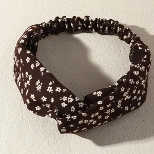 Detailansicht des braunen elastischen Blumen-Haarbandes, weicher Stoff für Yoga und Gesichtsreinigung.