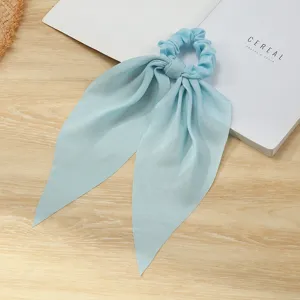 Cuffia scrunchie in tessuto azzurro chiaro con nastri lunghi dettaglio, accessorio chic moda