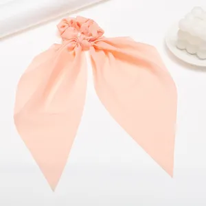 Chouchou en mousseline rose avec de longs rubans, accessoire de coiffure élégant pour femmes.