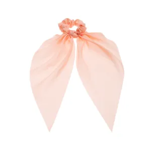 Élégant chouchou en satin rose pêche pastel avec de longs rubans pour tous les jours.