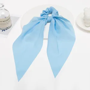Chouchou en satin bleu clair avec de longs rubans pour accessoires de cheveux femme été