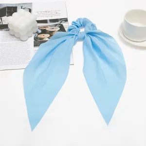 Chouchou en satin bleu clair avec de longs rubans, accessoire de cheveux élégant.