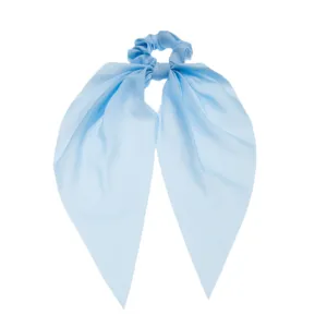 Chouchou ruban en satin bleu clair vue de détail, accessoire de cheveux élégant doux.