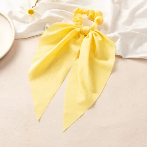 Chouchou de cheveux en soie jaune avec longs rubans style coréen, accessoire élégant pour femmes.
