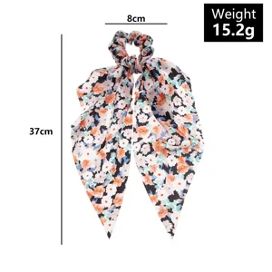 Vue de détail de l'élastique à cheveux fleuri avec long ruban, accessoire élégant de style français.