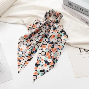 Chouchou floral coloré avec long ruban style coréen, accessoire cheveux minimaliste détail.