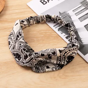 Detaillierte Nahaufnahme eines stilvollen schwarz-weißen Paisleymuster Kreuz-Stoff-Haarbands.
