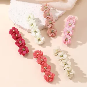 Élégantes pinces à cheveux florales avec centres en strass étincelants en couleurs.