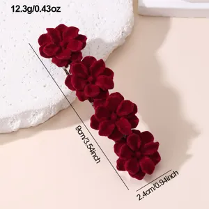 Detail van rode fluwelen bloem haarspeld met afmetingen en zachte textuur voor dames.