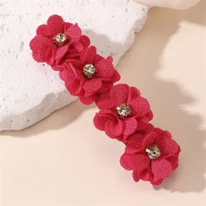 Pince a cheveux fleurie rouge avec strass scintillants, accessoire de coiffure elegant pour femmes.